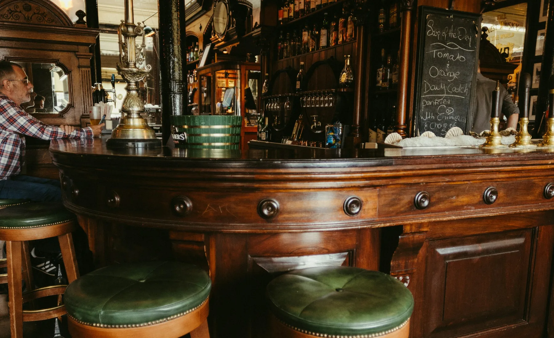 A mahogany bar in an early-20th-century room, representative of El Querandí's Art Deco interior